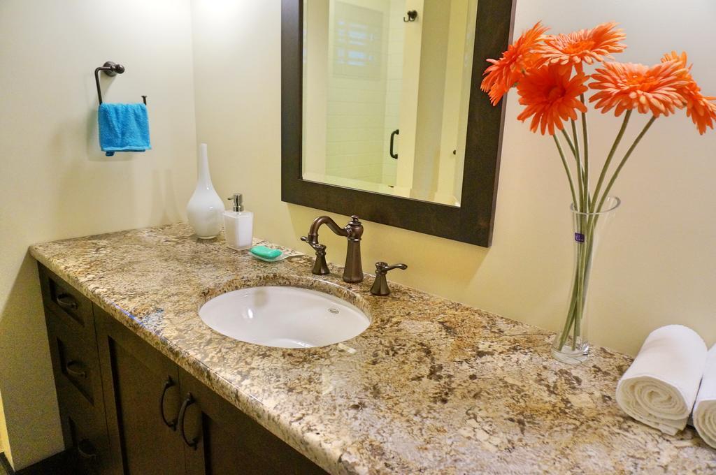 Mission Hill Lake View Villa West Kelowna Bagian luar foto